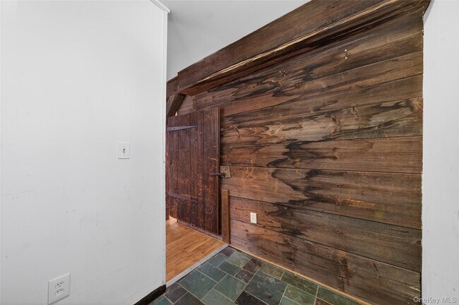 Building Photo - 32 Quaker Hill Rd