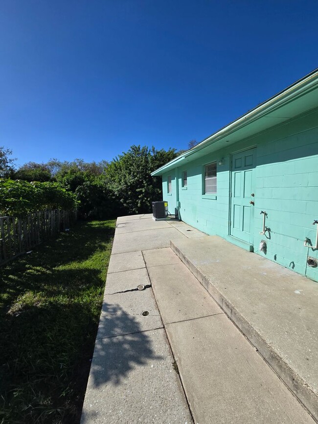 Primary Photo - SPACIOUS 2 BEDROOM 1 BATH DUPLEX LOCATED I...