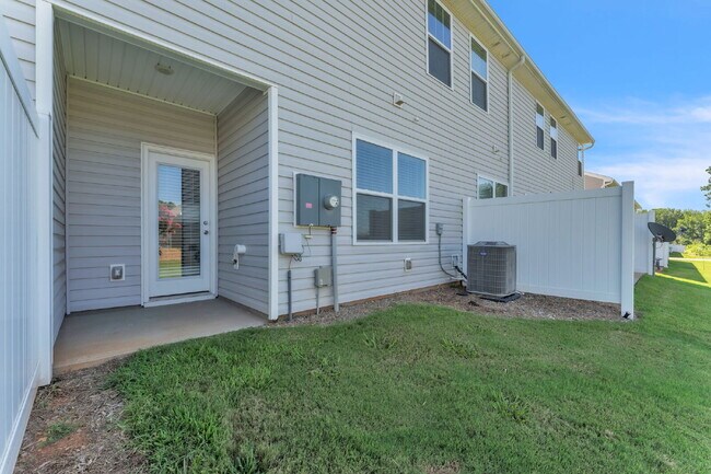 Building Photo - Don't miss this charming 3-bedroom, 2.5-ba...