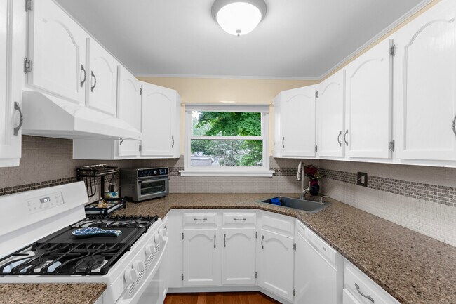 Building Photo - 31 Stevens Pl