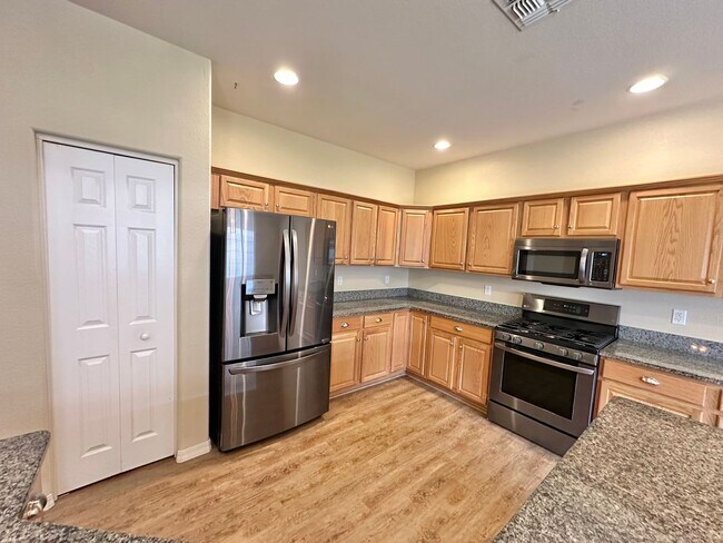 Building Photo - Beautiful 3 bedroom, 3 bathroom home with ...