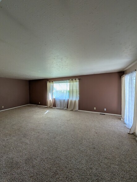 Building Photo - 675 University Dr