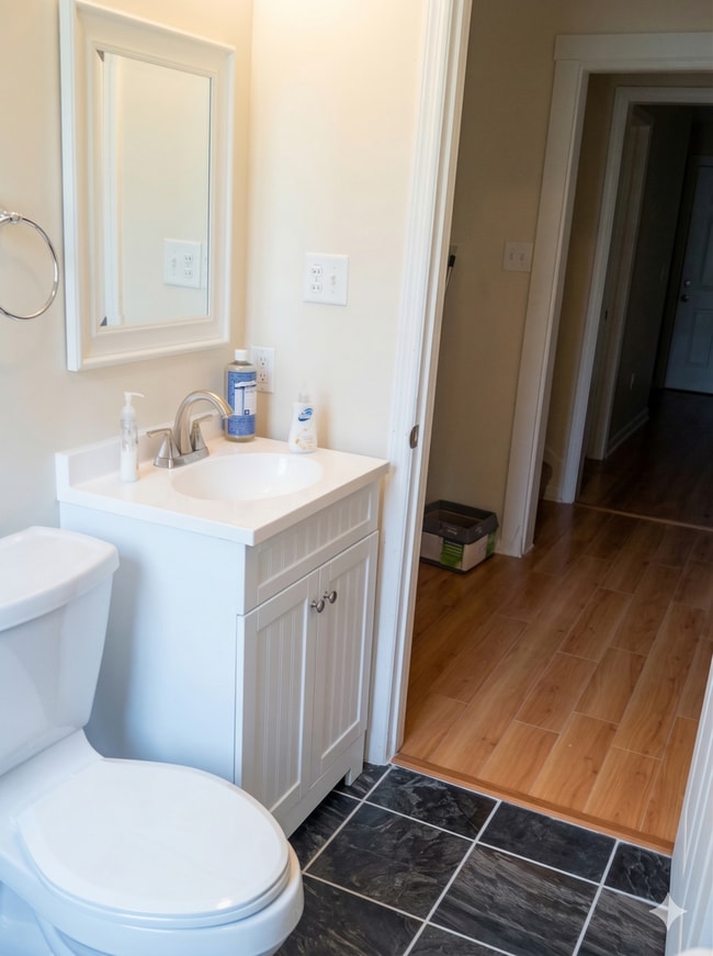 Building Photo - Luxury Home - South Side Flats