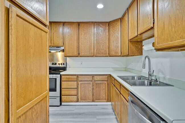 Building Photo - 2 bed 2 bath condo