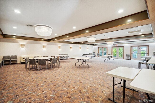Building Photo - 16 Club Dr S