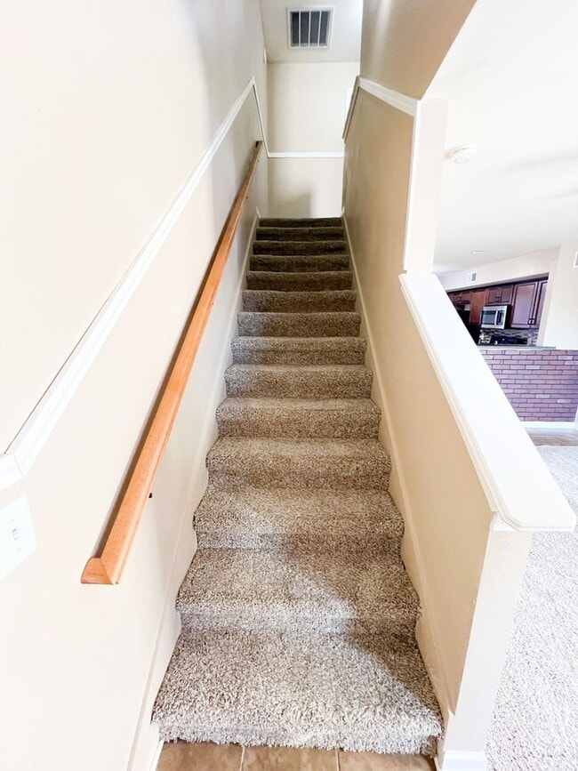 Building Photo - 2 Bedroom 1.5 Bath Townhome