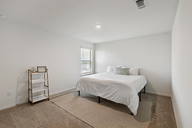 Building Photo - 615 Backstays Lp