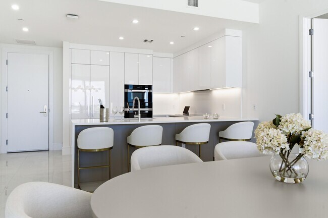 Building Photo - 220 Lake Shore Dr