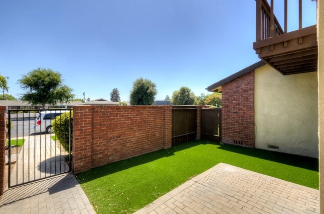 Building Photo - 1208 Rose Ave