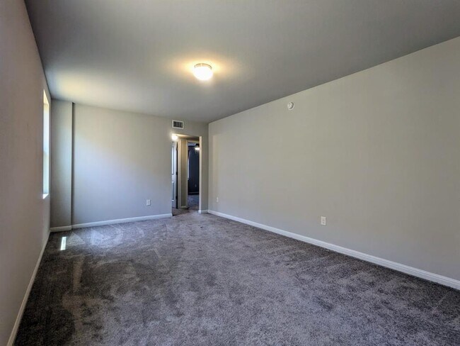 Building Photo - 196 Martha Ln