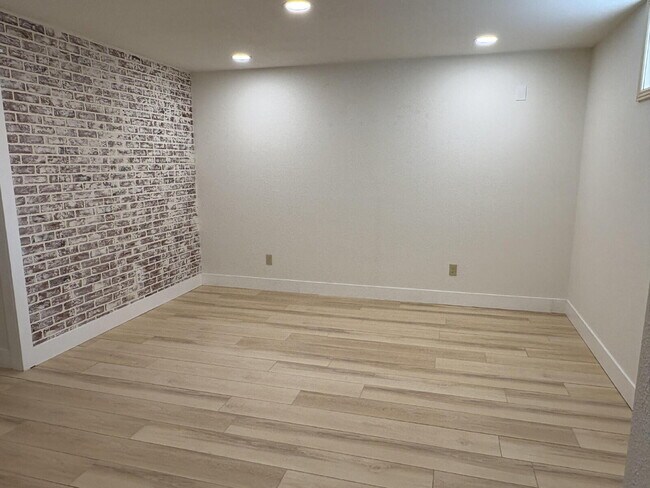 Building Photo - Spacious home in country setting, yet close to amenities