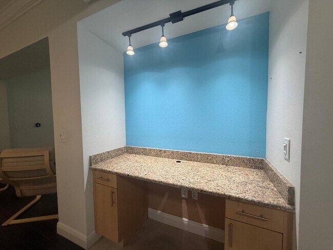Building Photo - 533 NE 3rd Ave