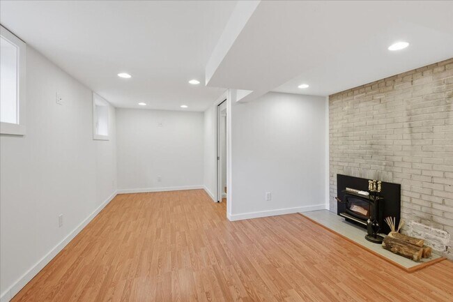 Building Photo - 3bd/2ba Seattle Home