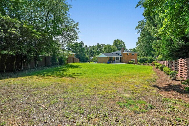 Building Photo - 6607 Lone Oak Dr