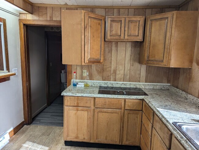 Building Photo - First Floor 3 Bed 2 Bath Apartment