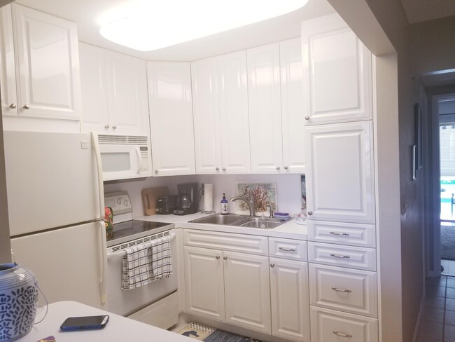 Building Photo - 850 Horizon W