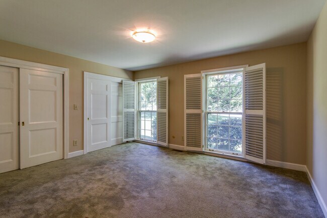 Building Photo - Huge Yard and Privacy, Right on Hillsboro Road at Fieldstone Farms!