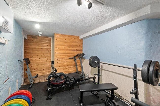 Building Photo - 609 S 9th St