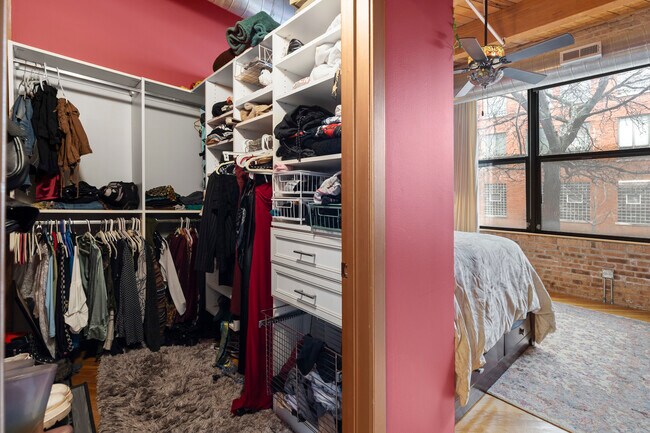 Building Photo - 1040 W Adams St