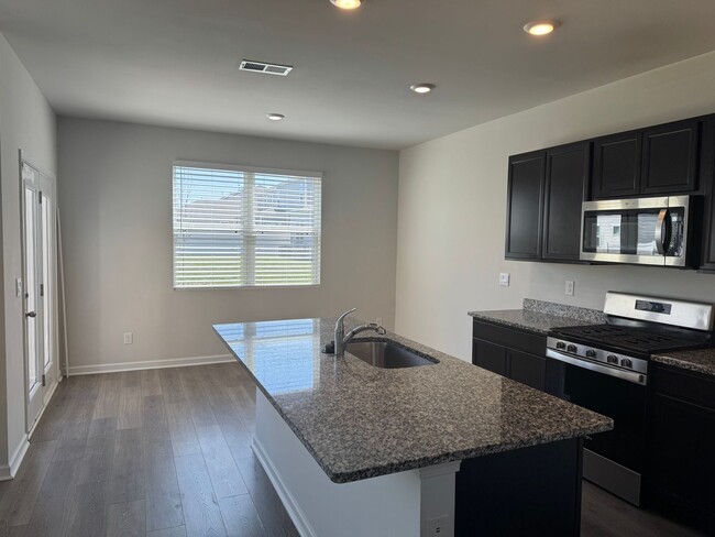 Building Photo - 3BR Townhome in Perfect Location