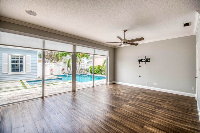 Building Photo - 240 Poinciana Dr