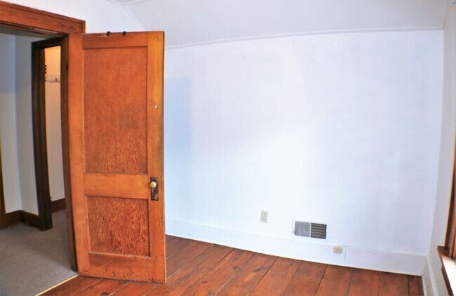 Building Photo - $1,300 | 1 Bedroom + Bonus Room, 1 Bathroom 2nd Floor Apartment | Pet Friendly* | Available for A...