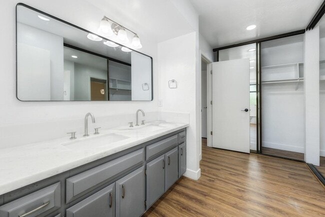 Building Photo - 23986 Oakmont Way