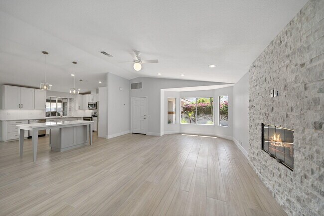Building Photo - 54140 Avenida Mendoza
