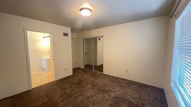 Building Photo - 2 Bedroom-2.5 Bath Townhome
