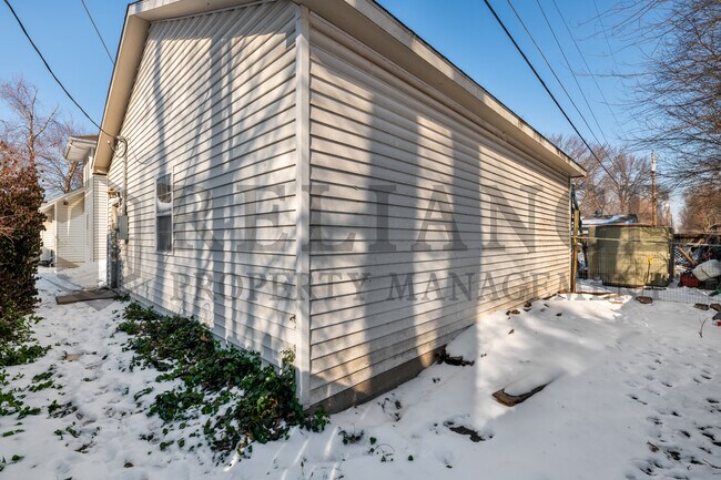 Building Photo - 410 S Estelle St