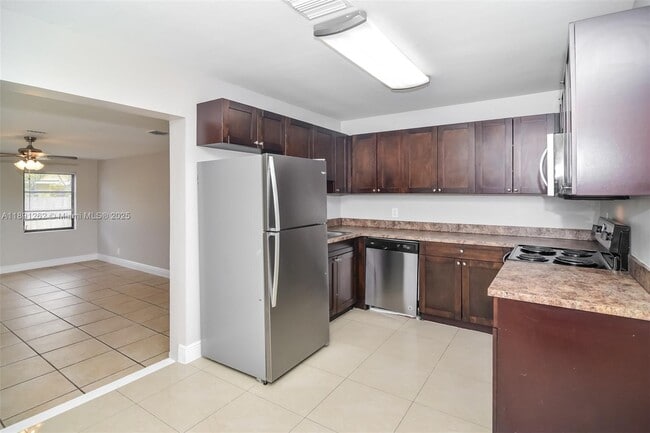 Building Photo - 1061 SW 31st St