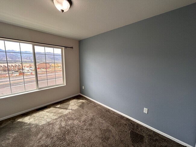 Building Photo - 3 Bed 3 bath Town Home in 80910!