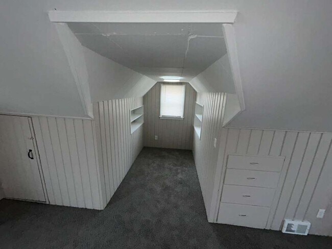 Building Photo - Three Bedroom Bungalow Ready for You