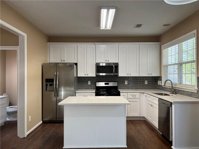 Building Photo - 3413 Stoneham Dr NW