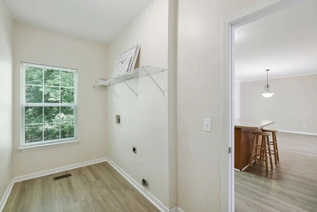 Building Photo - Well Appointed 4BR Home in Brentwood