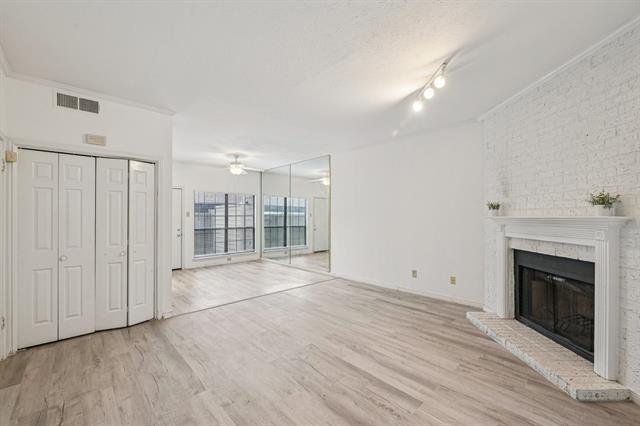 Building Photo - 9910 Royal Ln