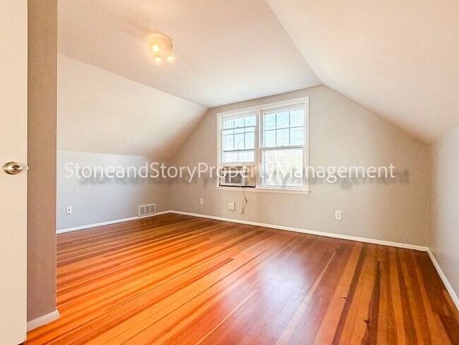 Building Photo - Large 2 story home in Oakland with large garage