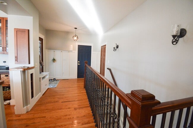 Building Photo - Updated Home with Pond Views in NW Rochester location!
