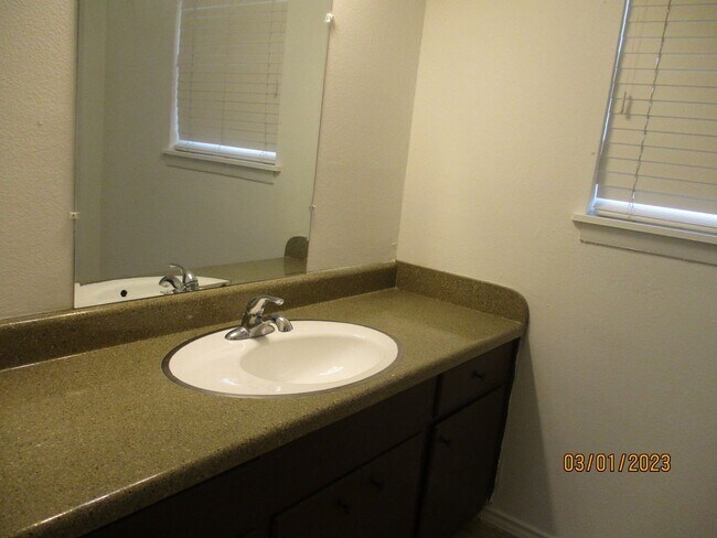 Building Photo - 212 Hallbrook Dr