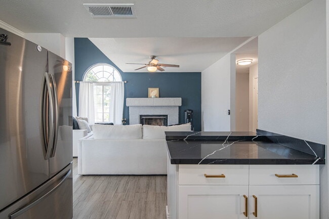 Building Photo - 10615 N 63rd Dr