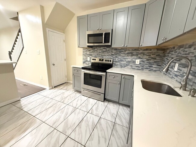 Building Photo - Gorgeous 3-Bedroom Townhome in Elmwood Park! Available NOW!