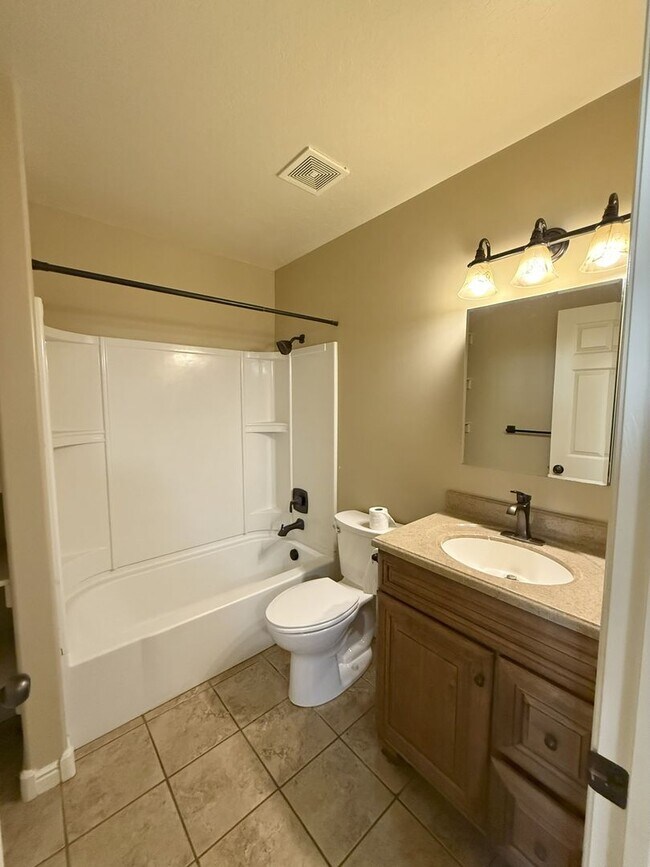 Building Photo - Your Perfect 5-Bedroom Retreat in Harrisvi...