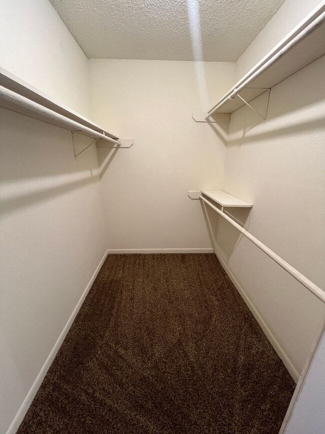 Building Photo - Townhome