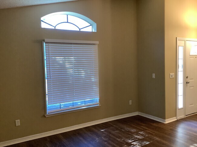 Building Photo - 2207 Golden Ivy Way