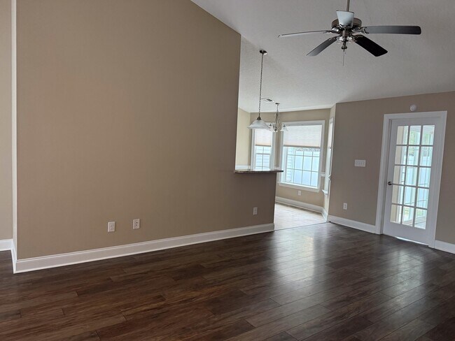 Building Photo - 301 Macarthur Dr