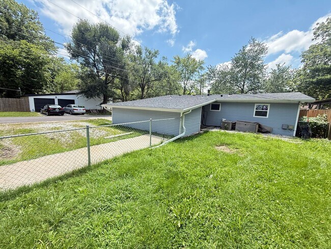 Building Photo - 3 Bed 1 Bath Springfield, MO