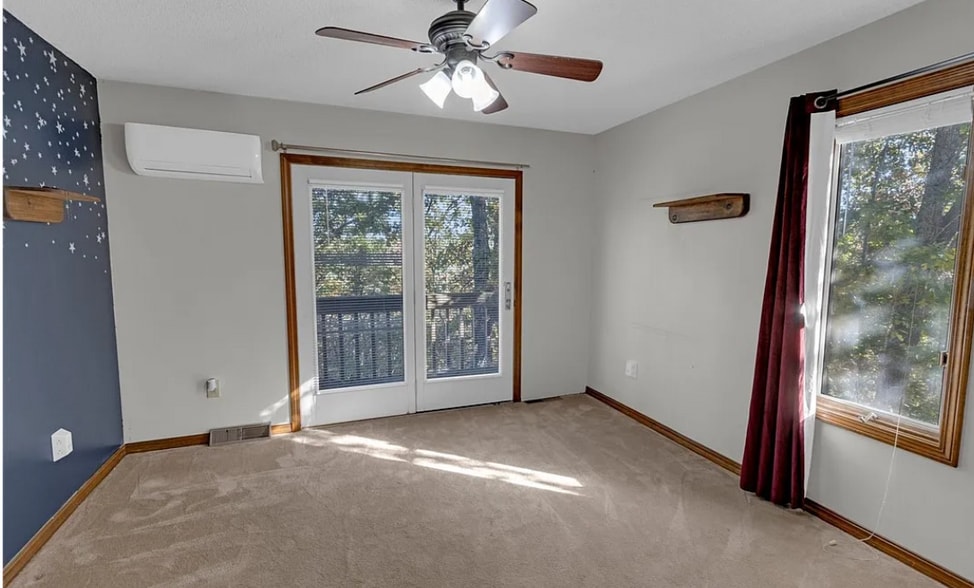 Bedroom with balcony - 42 Eriboll Ln