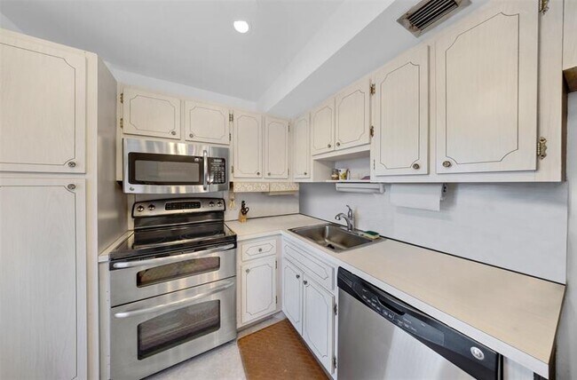 Building Photo - 3000 N Palm Aire Dr