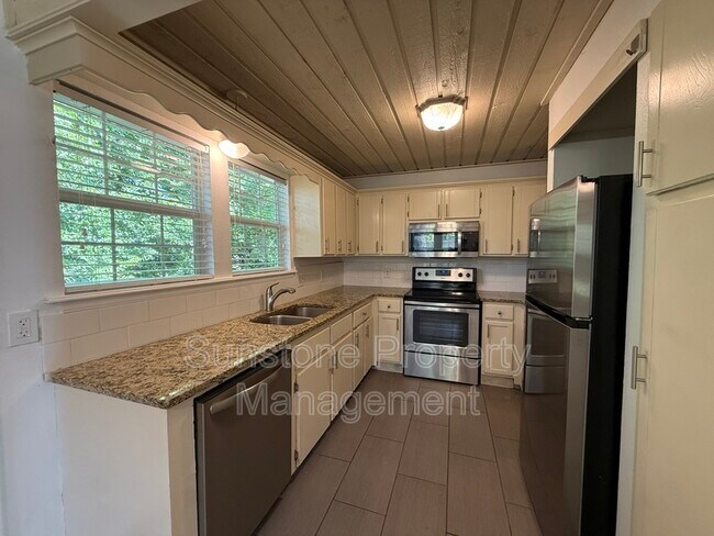 Building Photo - 5117 S Lions Ave