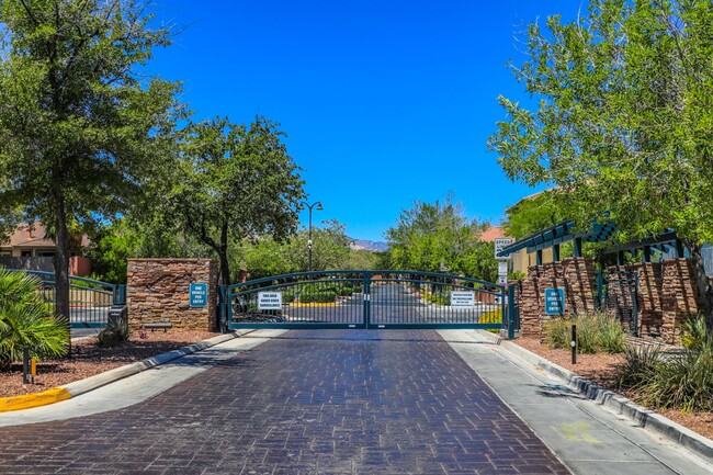 Building Photo - 3 Bed, 3 Bath Summerlin Townhome With 2 Ca...